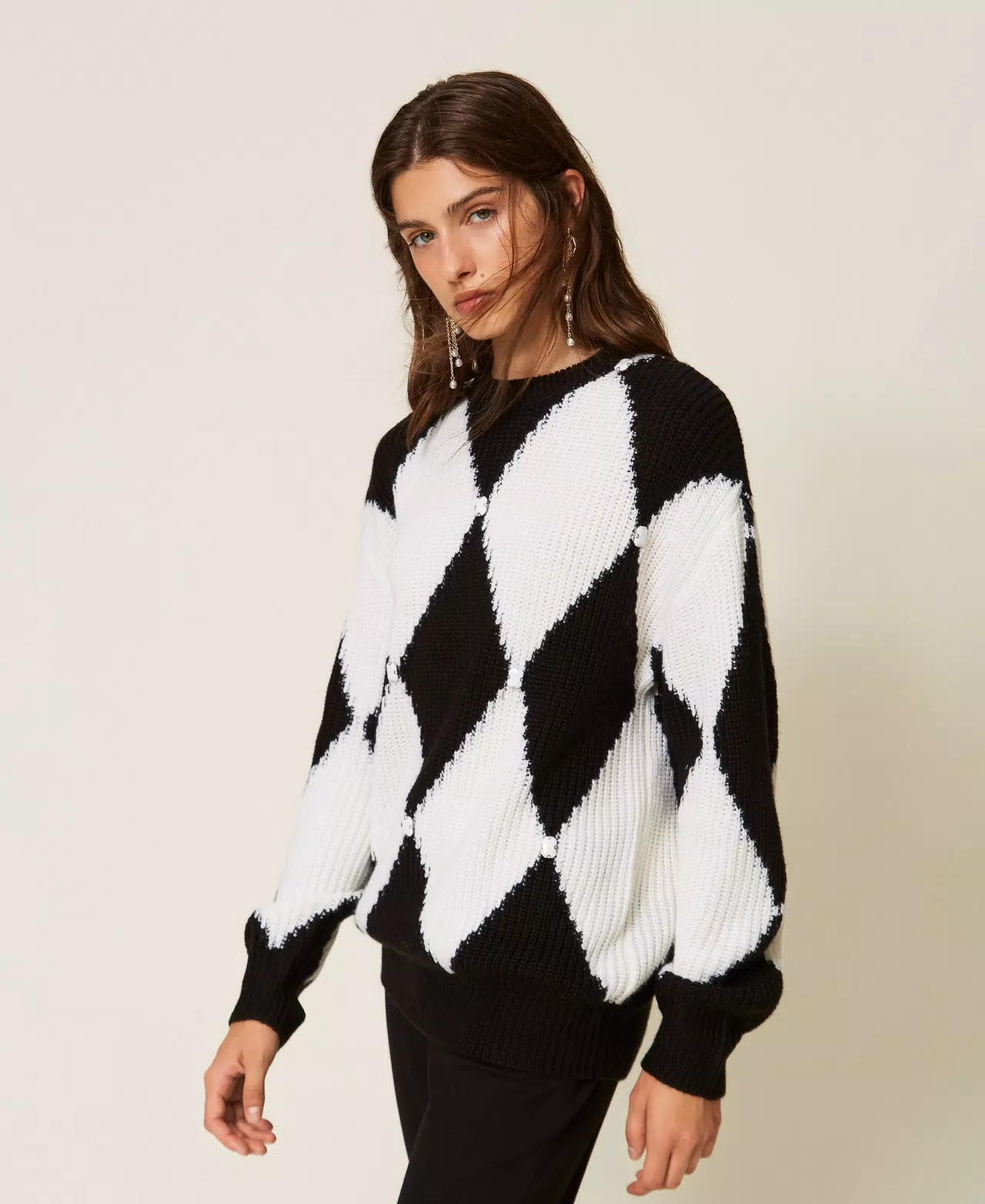 262AT3020_02741_02 ACTITUDE Diamond pattern wool blend jumper with embroidery Black/white - Image 1