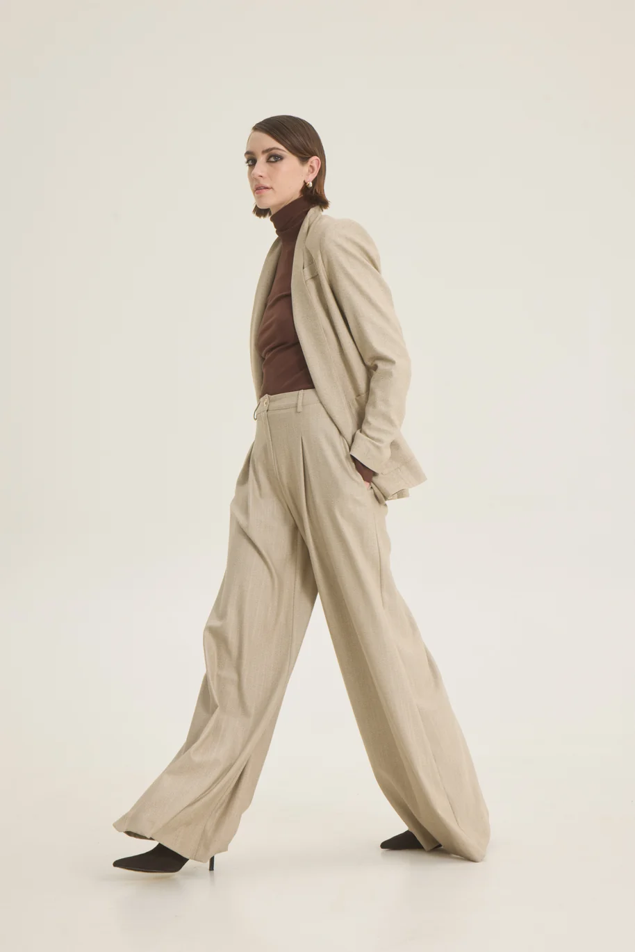 ChicardFW26-27215172 CHICARD High-waisted trousers with a pleat Beige - Image 1